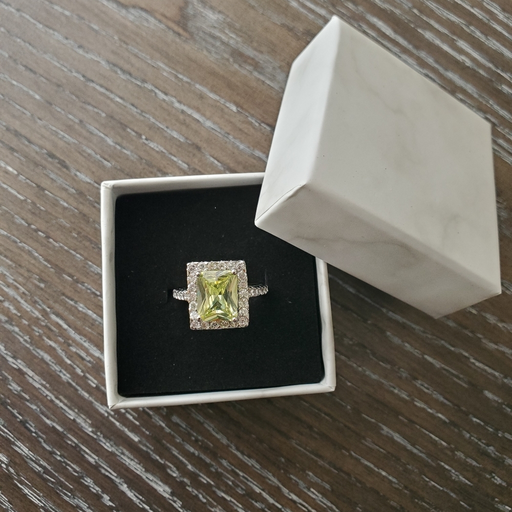 Canary yellow cushion cut diamond - Picture 2 of 12